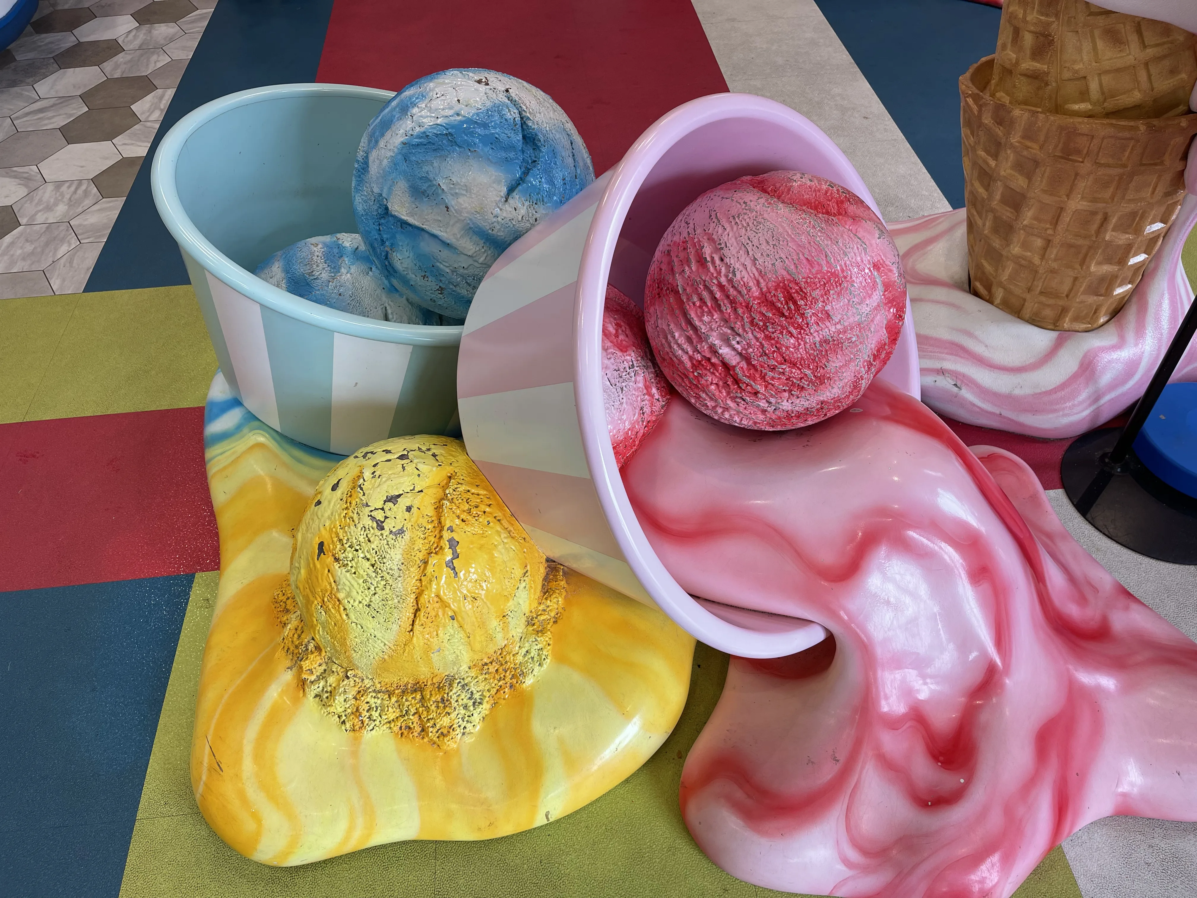 床に置かれた溶けたアイスのオブジェ