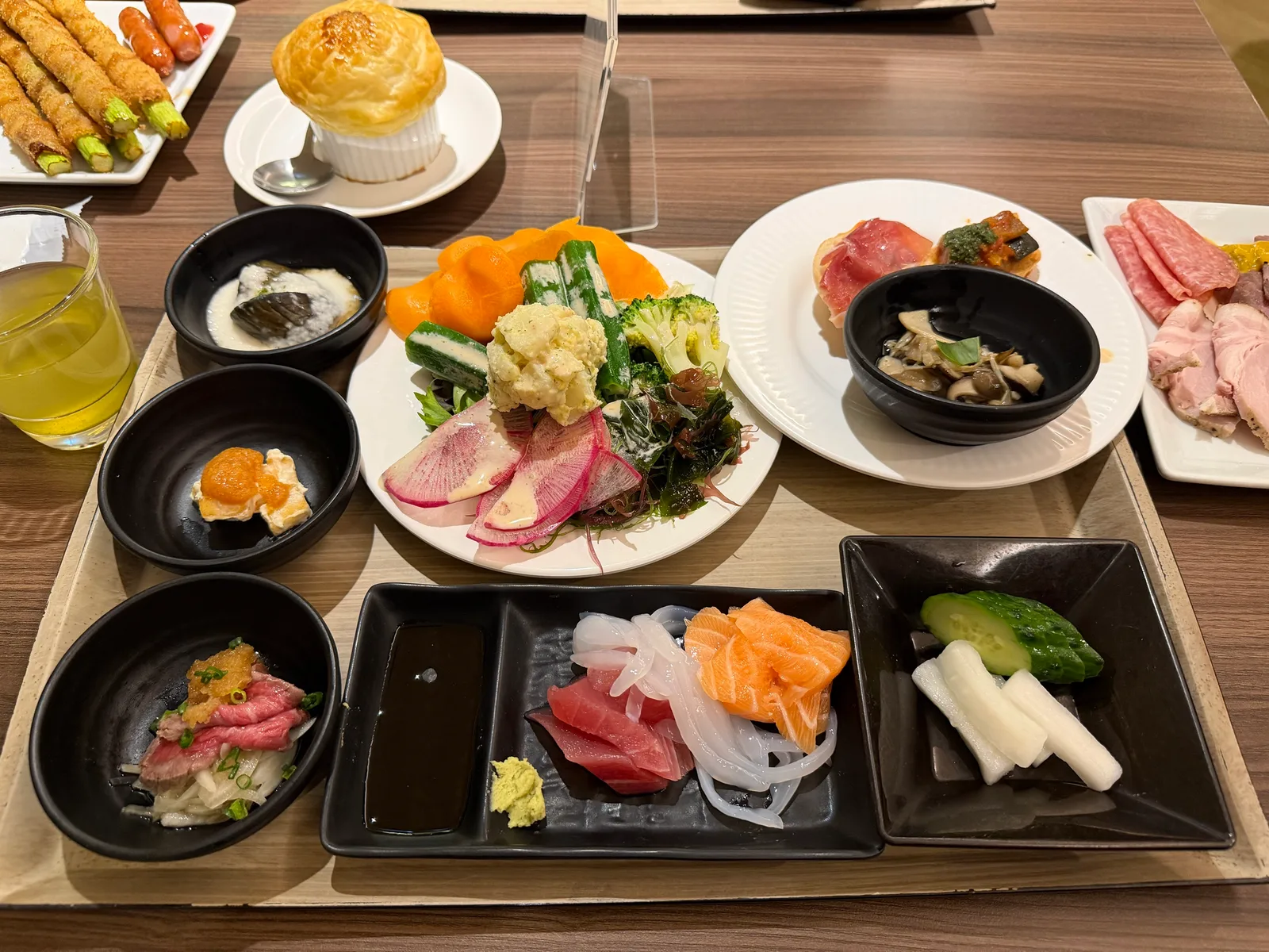 お盆いっぱいに小皿を並べたビュッフェの一皿目