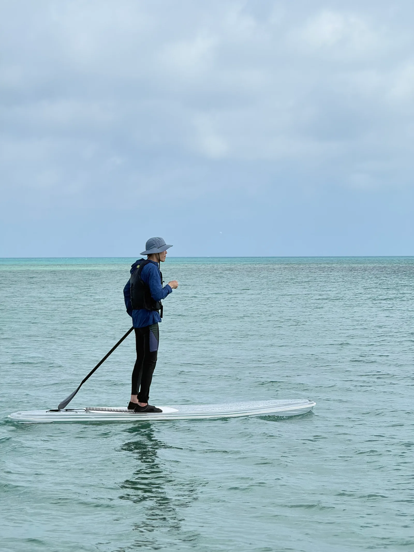 SUPボードの上に立つ人